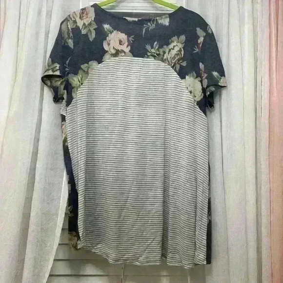 Casual loose fitting cotton blend plus size top. T - Picture 3 of 3